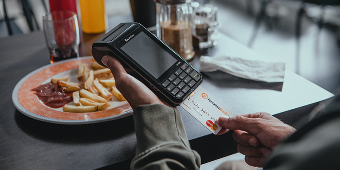 La publicidad, los medios de comunicación y las redes sociales se han convertido en nuestros consejeros de compras. Aunque nos sugieran una forma de vida, es importante considerar que el control financiero y el cuidar nuestro bolsillo es responsabilidad nuestra. Pensemos: ¿qué necesidades reales tenemos que solventar? ¿Cómo evitar comprar lo que no necesitamos?