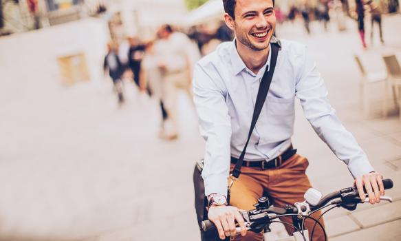 Ir en bicicleta al trabajo está creciendo en popularidad. Una razón es que las personas son cada vez más conscientes de su impacto en el medio ambiente. Los funcionarios en pueblos y ciudades están ayudando a esta tendencia al proporcionar lugares más amigables para las bicicletas e incluso bicicletas rentables. Con el sol brillando y el clima cálido, este es un buen momento para considerar saltar en bicicleta.