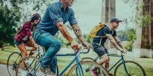 Ir en bicicleta al trabajo está creciendo en popularidad. Una razón es que las personas son cada vez más conscientes de su impacto en el medio ambiente. Los funcionarios en pueblos y ciudades están ayudando a esta tendencia al proporcionar lugares más amigables para las bicicletas e incluso bicicletas rentables. Con el sol brillando y el clima cálido, este es un buen momento para considerar saltar en bicicleta.