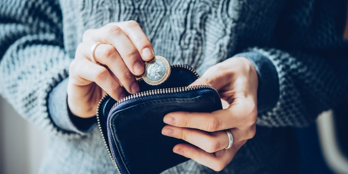 Tener una buena salud financiera es la base para el progreso económico, y la acumulación de riqueza financiera o monetaria. La forma como manejas tus deudas, tarjetas de créditos, pagos y porcentaje de tus ingresos que separas para ahorrar, son determinantes para establecer, el tipo de situación económica que gozaras a lo largo del tiempo. En este artículo te platicamos qué es la salud financiera, su importancia y algunos tips para ayudarte.